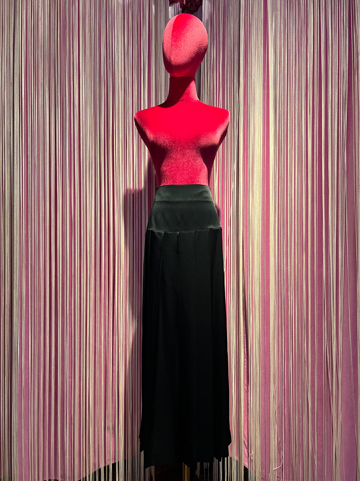 Semicouture gonna a pieghe in satin , modello con fascio e liscio .lunghezza midi , colore blu notte