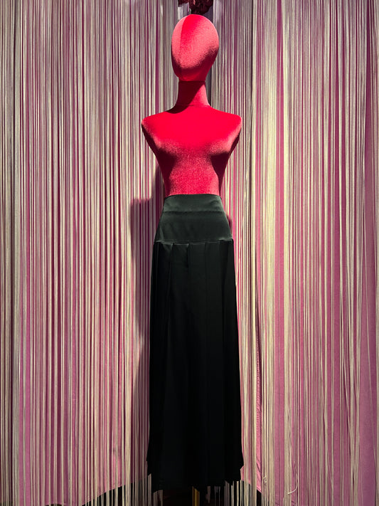Semicouture gonna a pieghe in satin , modello con fascio e liscio .lunghezza midi , colore blu notte