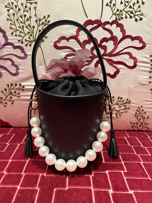 Borsa mini secchiello in pelle nero con perle in resina e tracollina