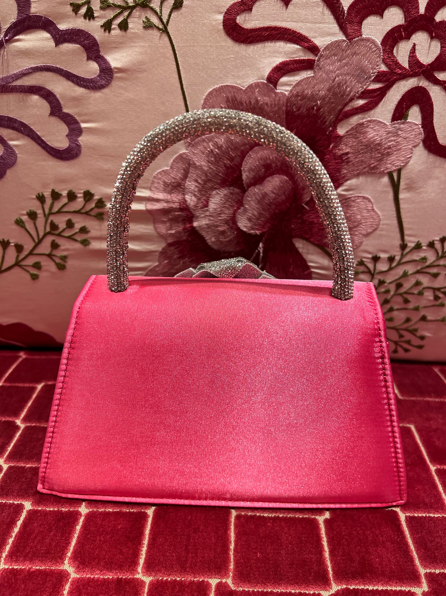 Borsa raso fucsia applicazione rosa cristalli con tracollina