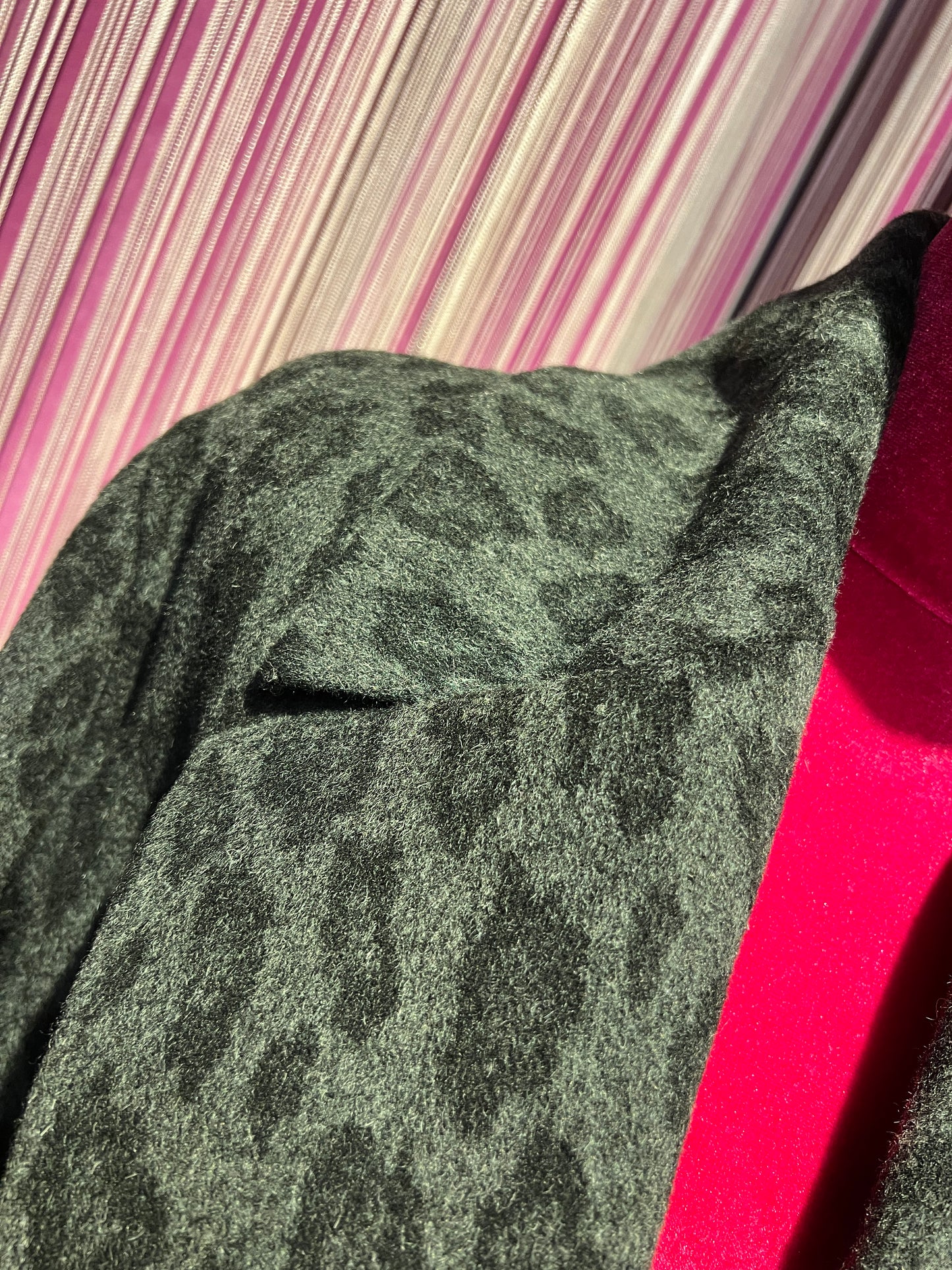 11 love is glamour cappotto fantasia leopardata grigia con tasche patch e piume