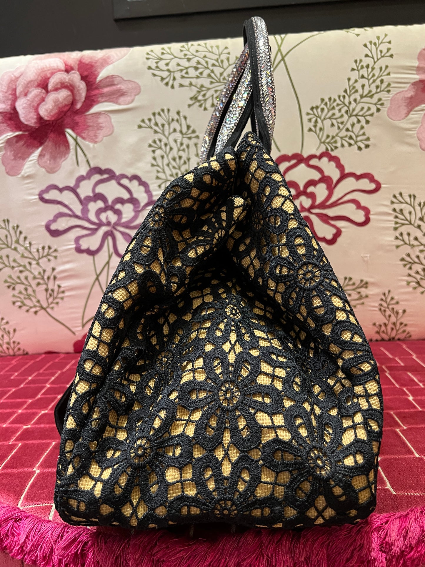 Love & roses borsa due manici in rafia e pizzo nero , cristalli e pochette nera rimovibile