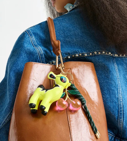 Essentiel antwerp ciondolo per borsa con bambi ecopelle giallo e ciliegia rosa in resina