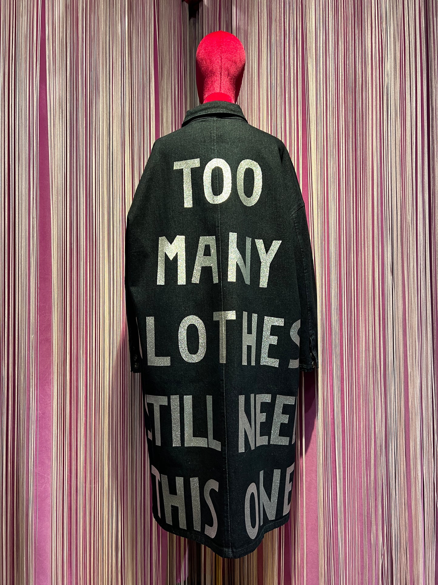 The room soprabito denim scuro vestibilita ‘ oversize con scritta glitter argento “ too many clothes still need this one “