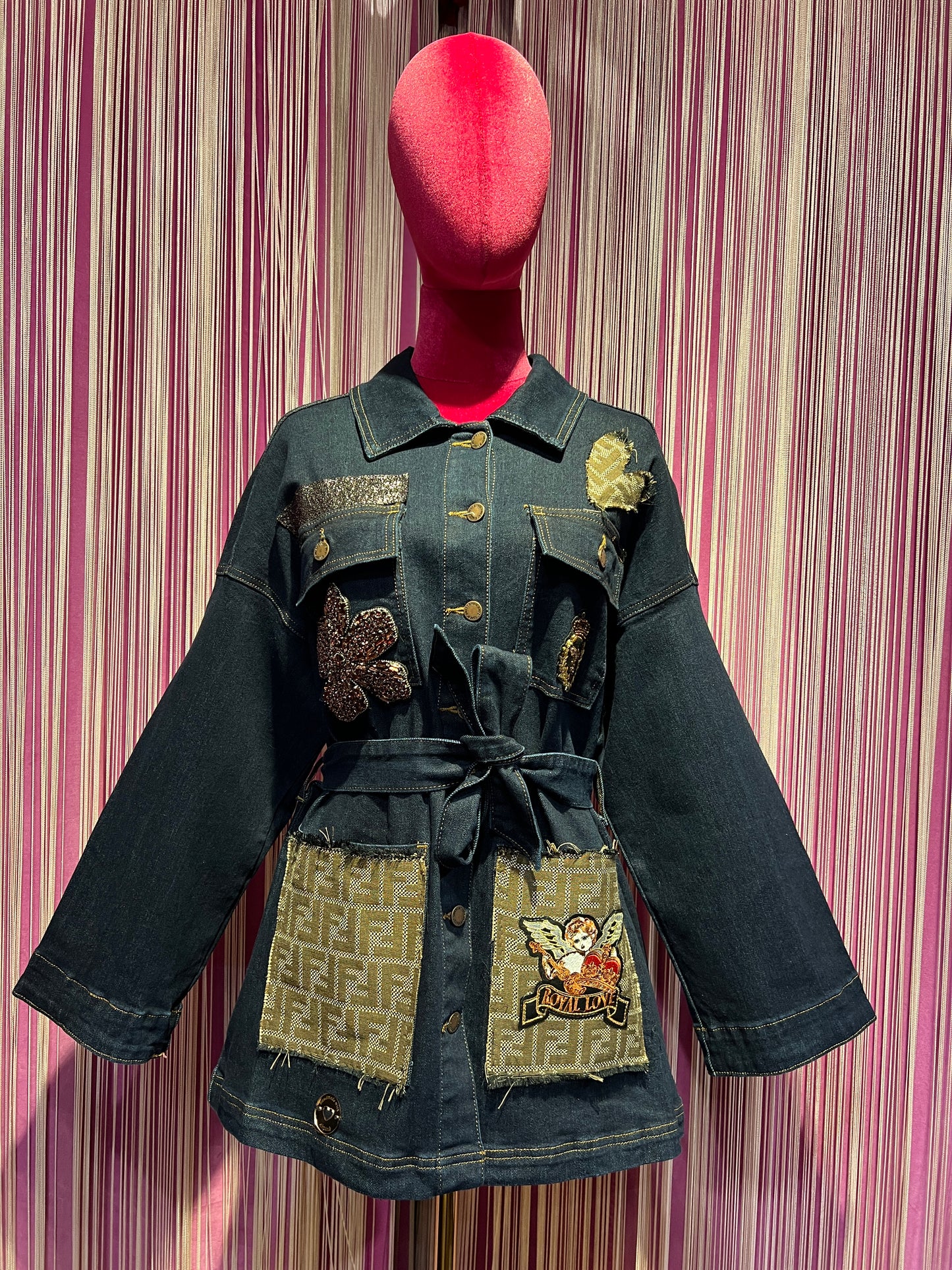 ABpink 🩷 giacca denim con cintura patch royal love e fiore perline