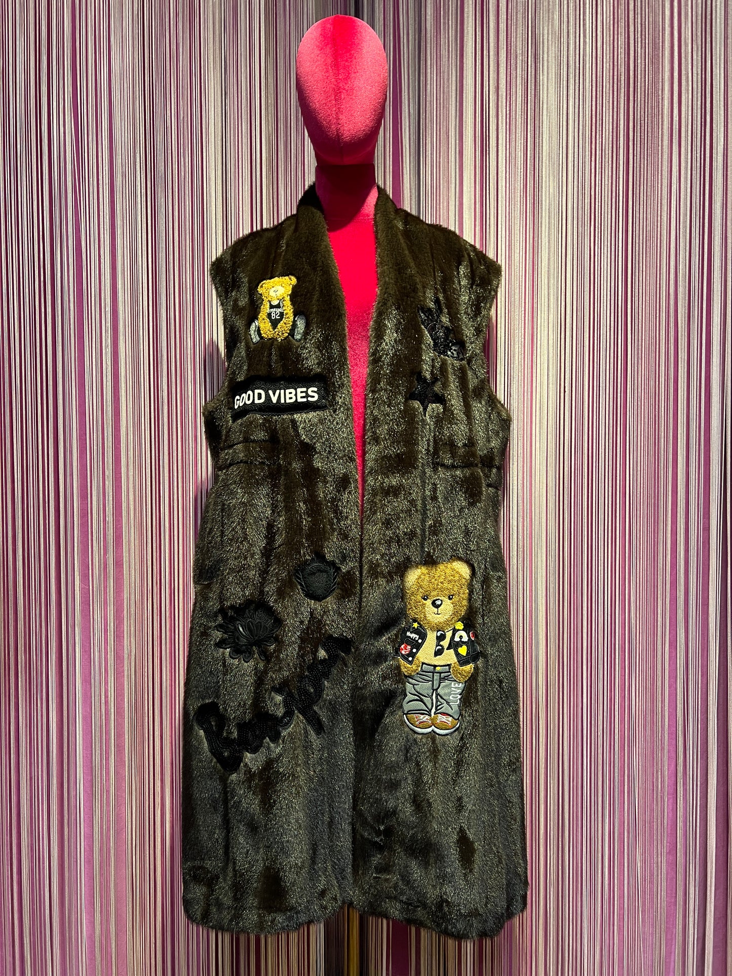 ABpink 🩷 gilet eco visone “good vibes” con patch teddy e patch fiore e stella in paillettes