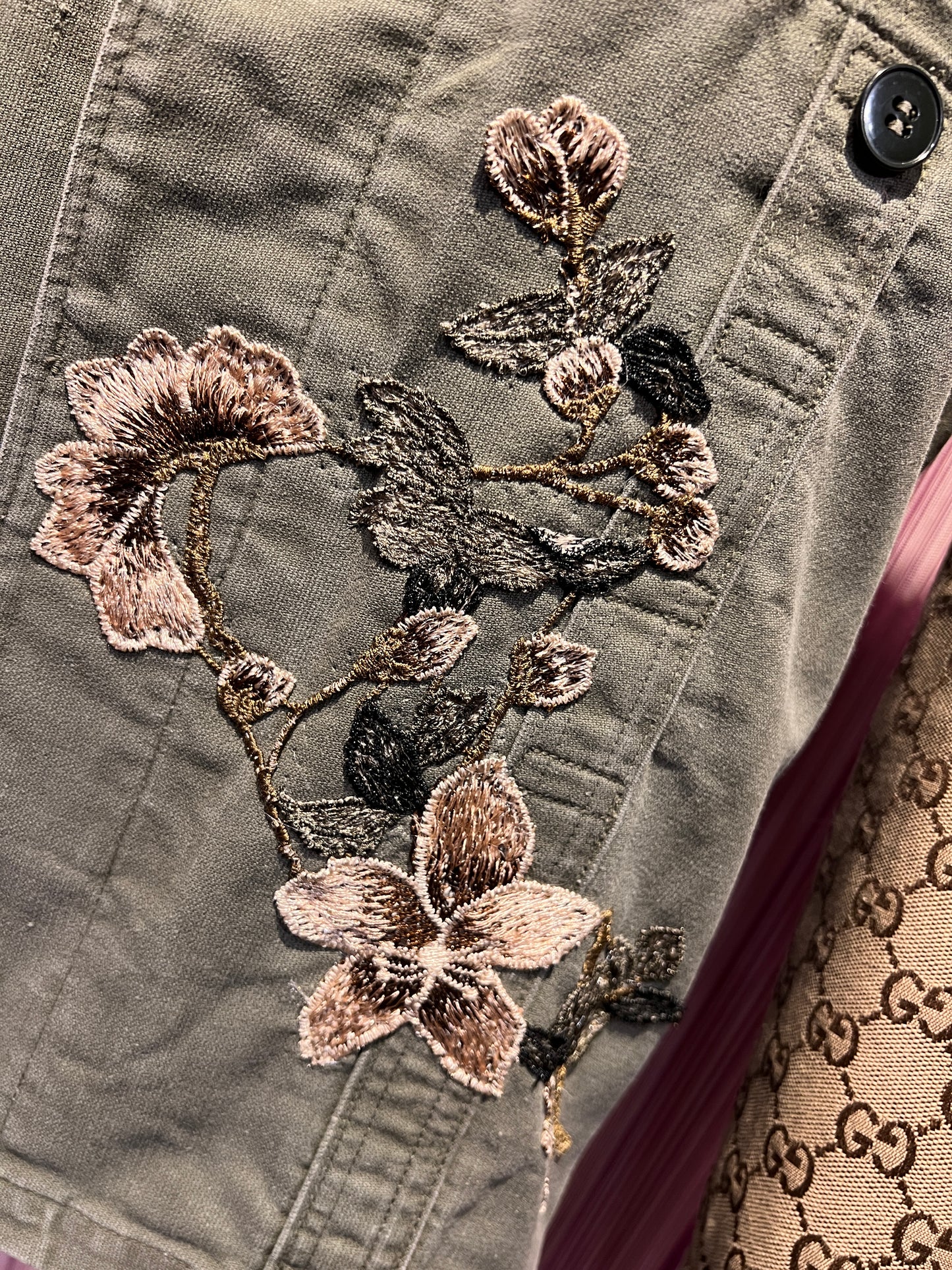 ABpink🩷 la verdina , giacca militare con pacht e scritta “ love” perle , tessuto GG