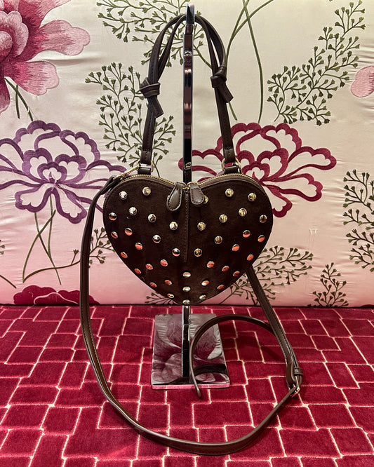 Borsa a forma di cuore con borchie scamosciata con tracolla marrone