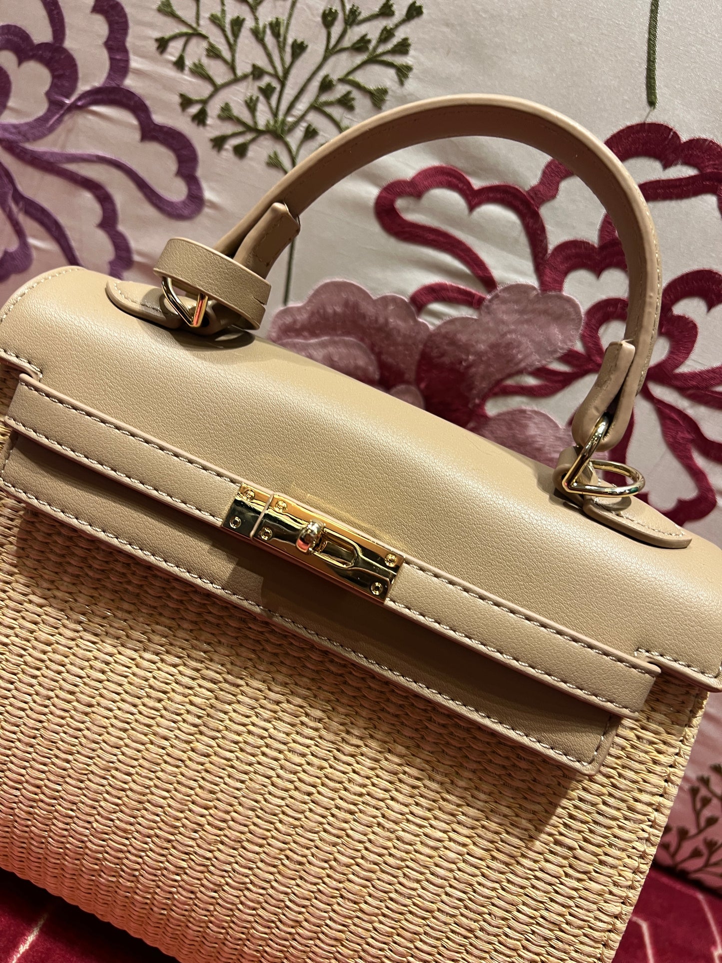Borsa ecopelle e rattan con tracollina taupe e avorio