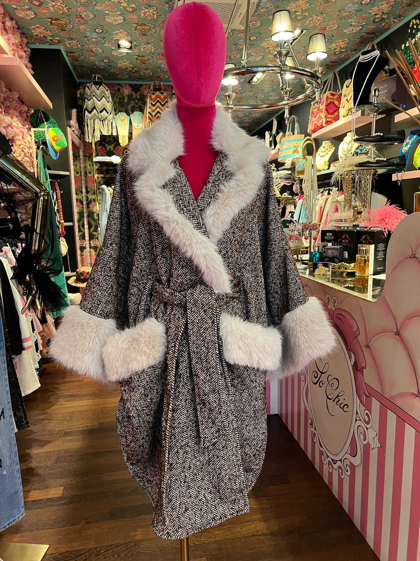 Front street cappotto in tweed caffè con cinta collo e tasche ecopelliccia bianca