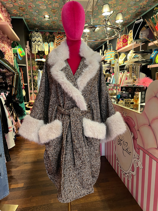 Front street cappotto in tweed caffè con cinta collo e tasche ecopelliccia bianca