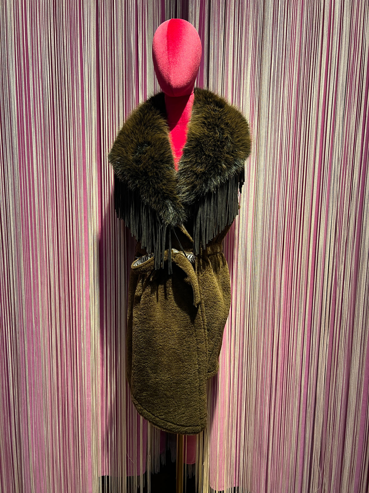 Uncommon gilet simil montone cioccolato con collo simil pelliccia ,frange e cinta