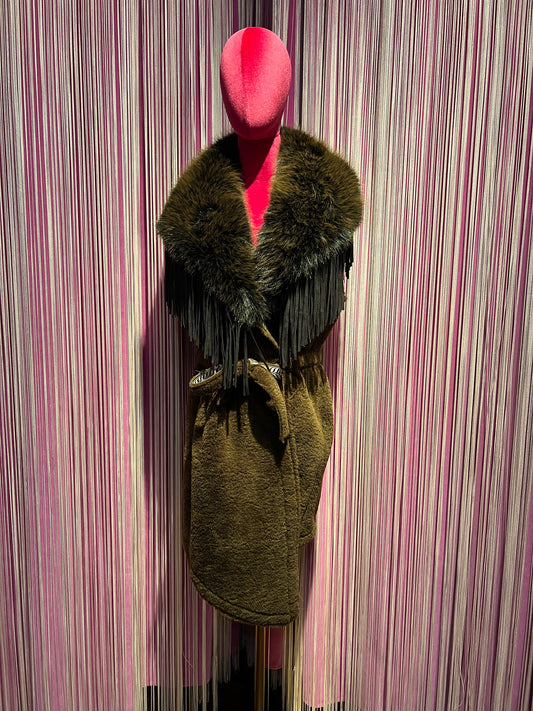 Uncommon gilet simil montone cioccolato con collo simil pelliccia ,frange e cinta