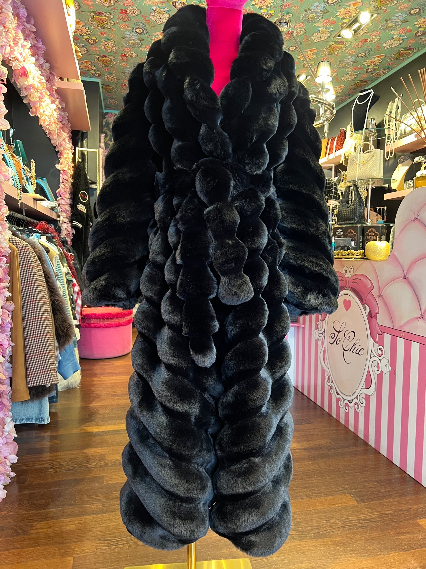 Uncommon cappotto lungo ecopelliccia cincilla’ nera con cinta