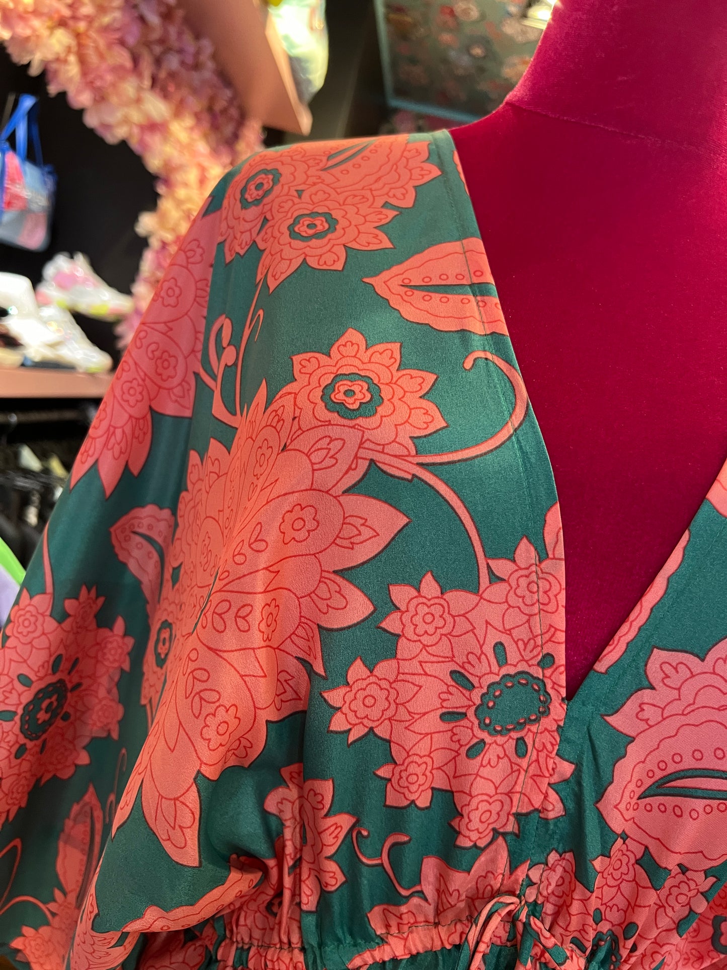 Mon amour Paris abito lungo con balze in seta scollato fantasia floreale verde e rosa