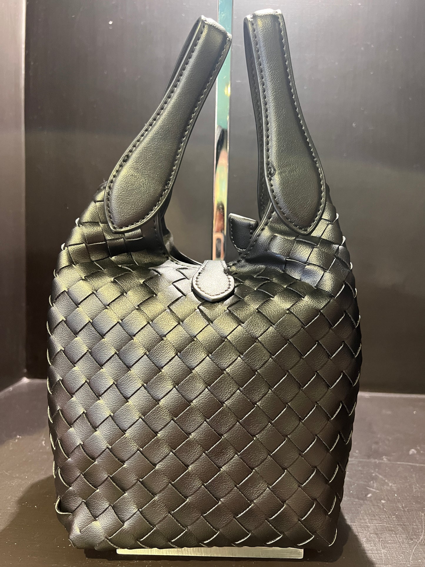 Borsa ecopelle nera con lavorazione ad intreccio e tracolla