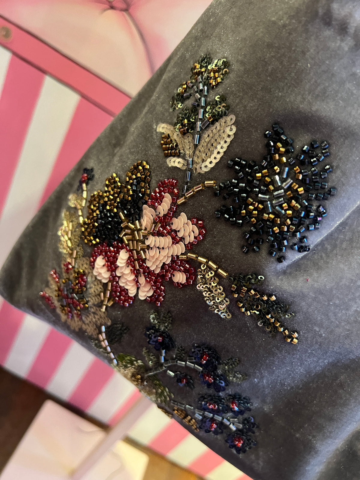 Love & roses borsa a spalla di velluto grigia con ricami floreali dí paillettes e perline stile orientale, tracollina