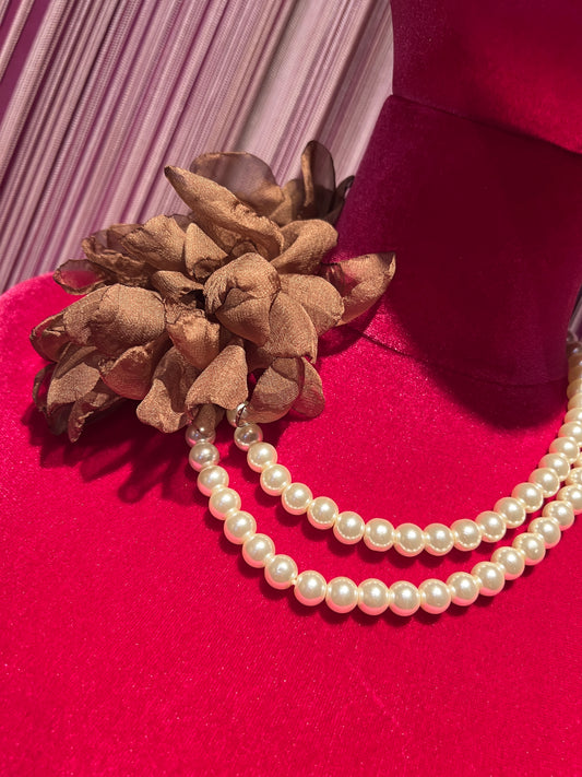 Collana perle due fili con fiore in tessuto