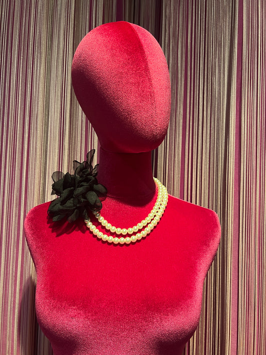 Collana perle due fili con fiore in tessuto nero