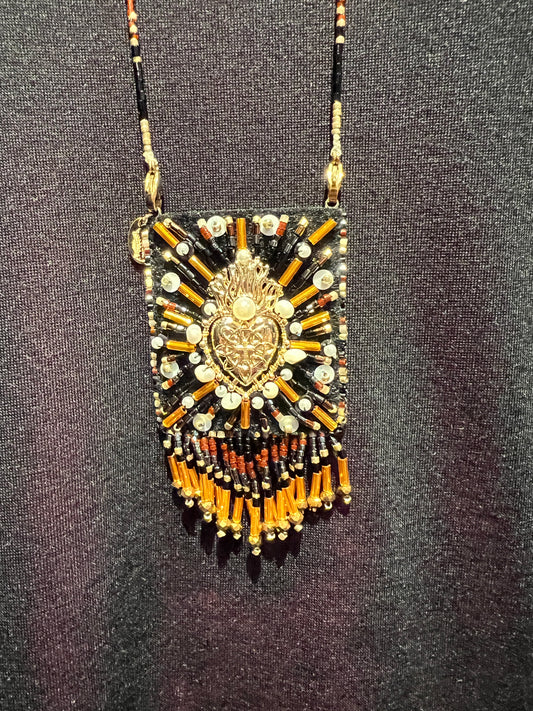 Collana lunga perline e cuore sacro nero