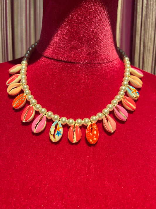 Collana conchiglie dipinte rosa / arancio/fucsia montate su perle