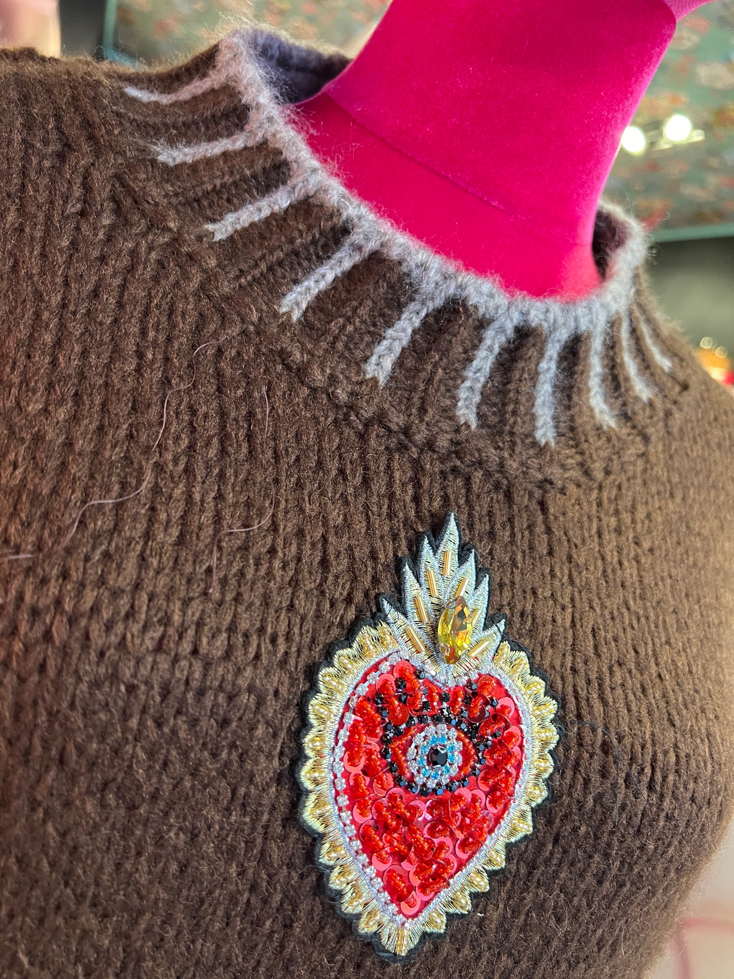 ABpink 🩷 maglia over cioccolato con profili grigi con pacht teddy e cuori sacri perline