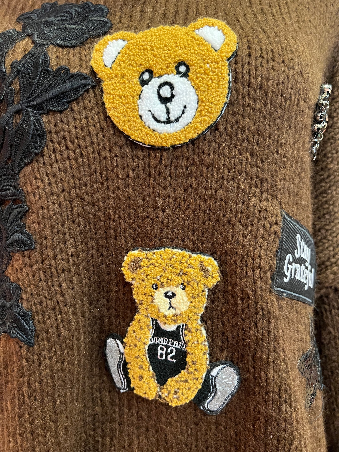 ABpink 🩷maglia over cioccolato con profili grigi , patch teddy , patch ramage ricamato e patch cristalli e paillettes