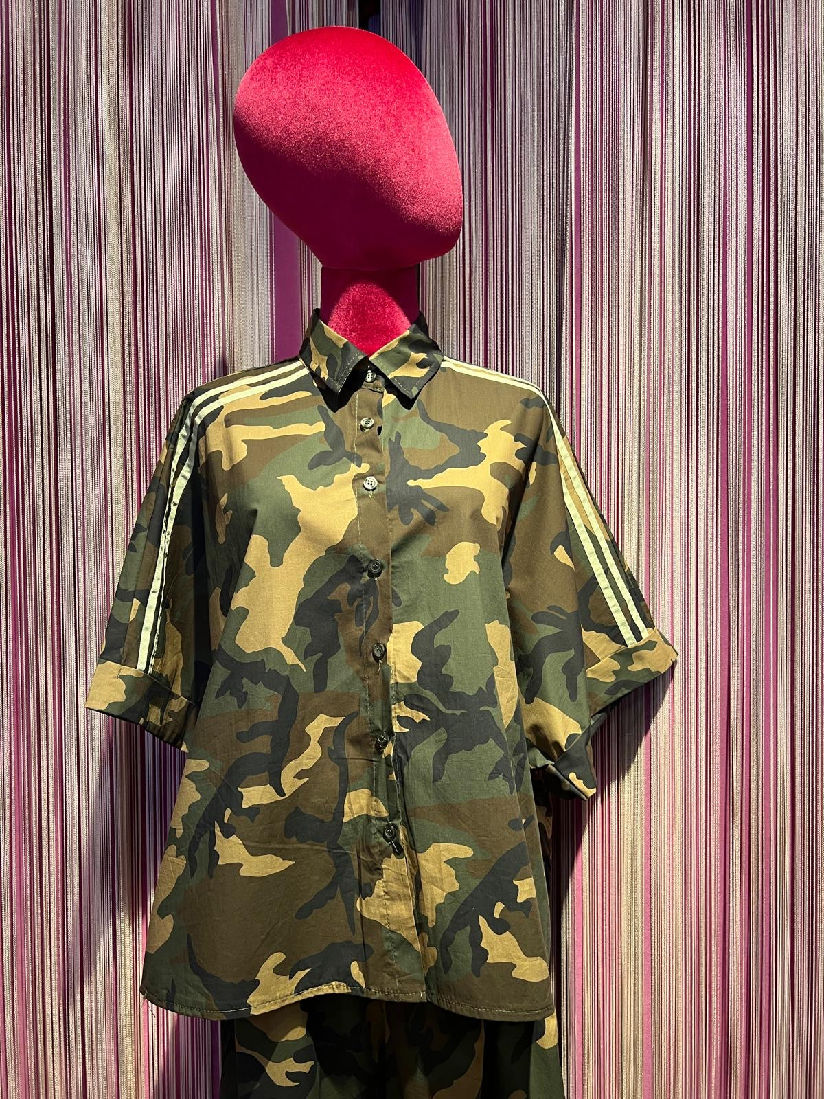 Mon amour Paris completo camouflage camicia manica corta con applicazione patch farfalla e pantalone con elastico in vita e in fondo banda laterale bianca