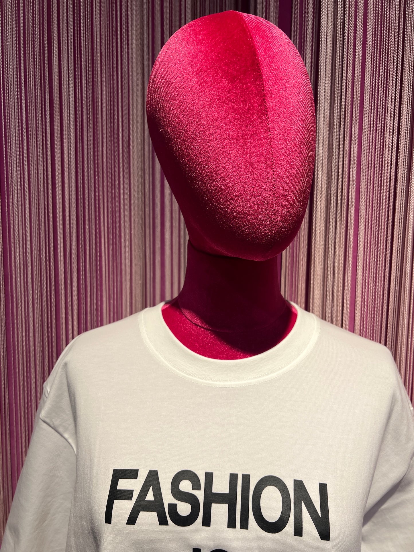Isabelle Blanche Paris t shirt di cotone over bianca con stampa “ Fashion is my boyfriend “nera