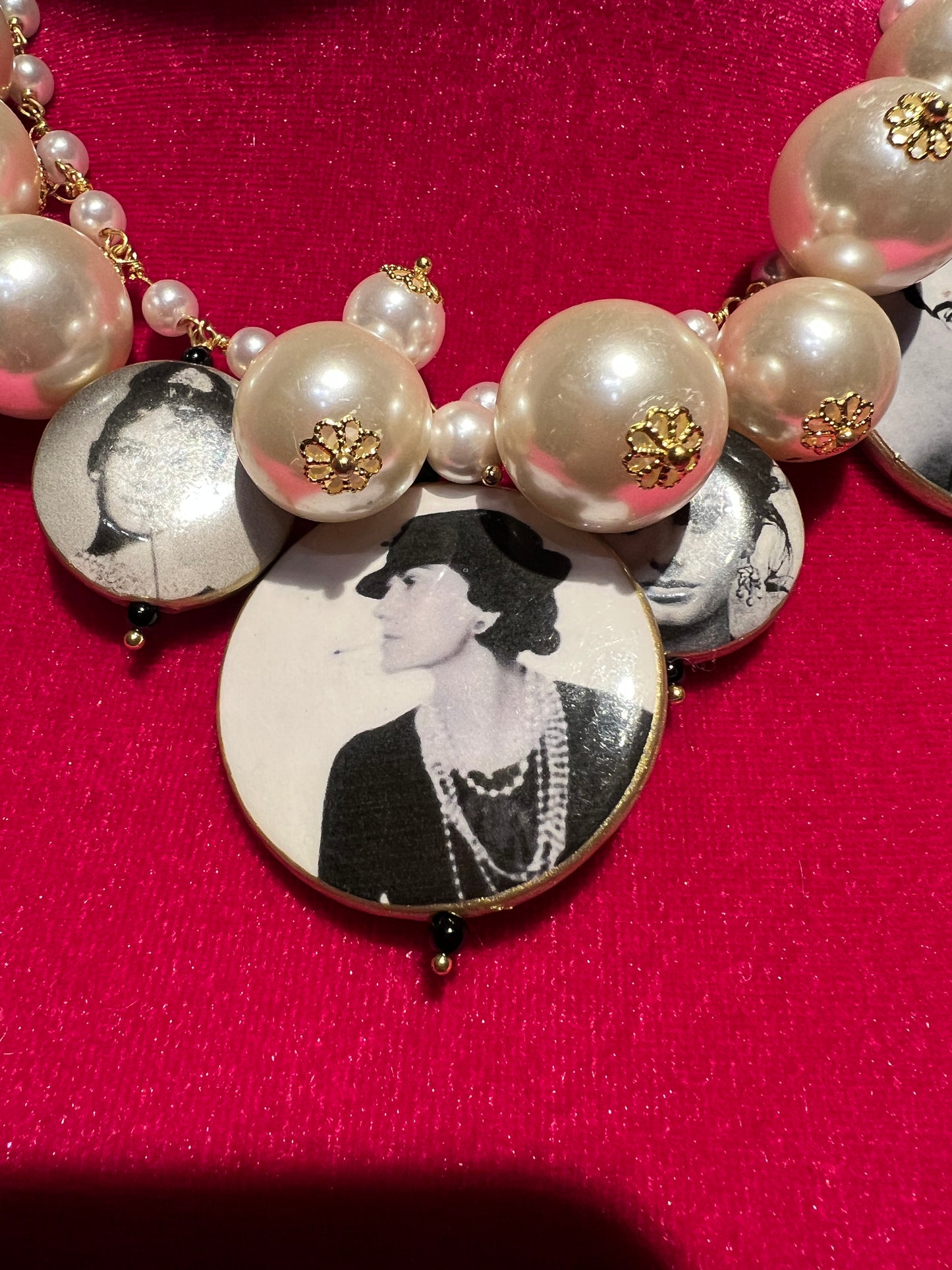Collana girocollo perle rosario con pendenti donne iconiche