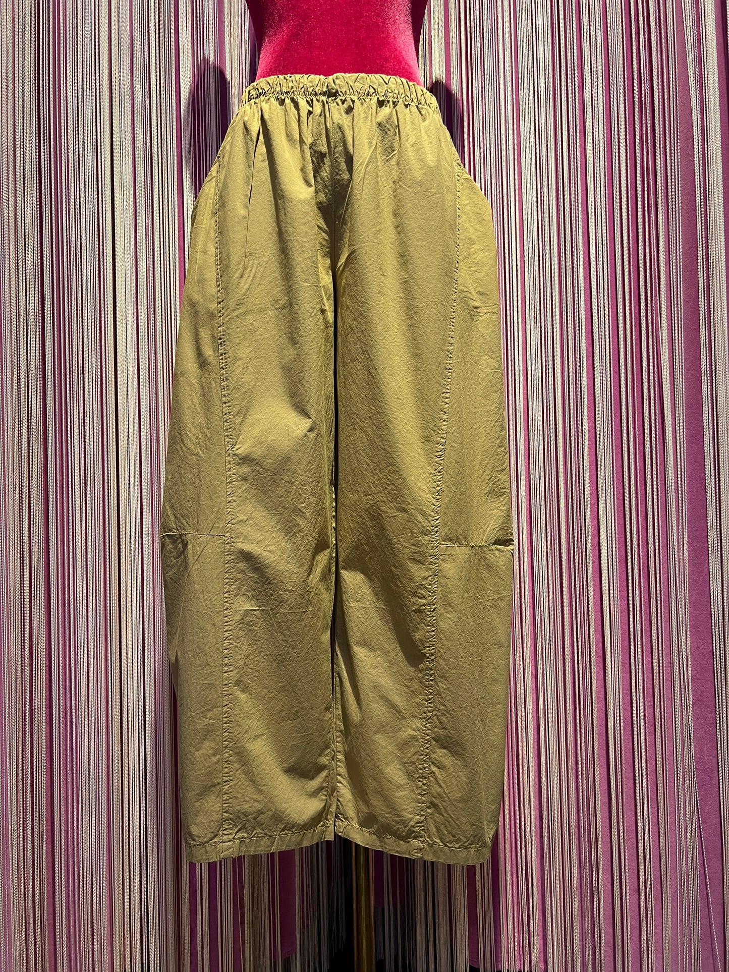 Mon amour Paris completo camicia camouflage con applicazione farfalla paillettes dietro e pantalone largo con elastico in vita