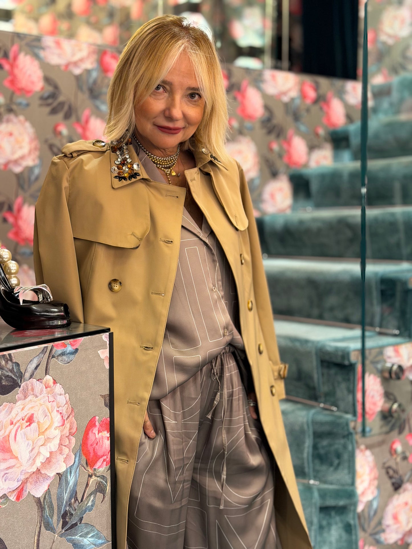 The room trench con applicazioni pietre