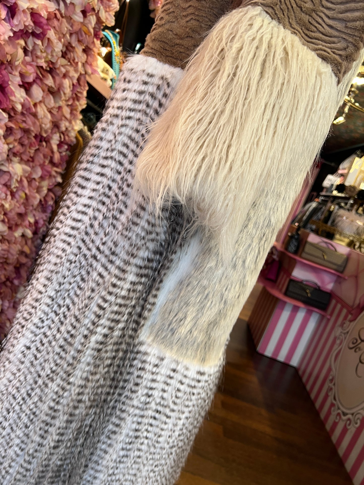 Uncommon cappotto lungo ecopelliccia astrakan beige e panna