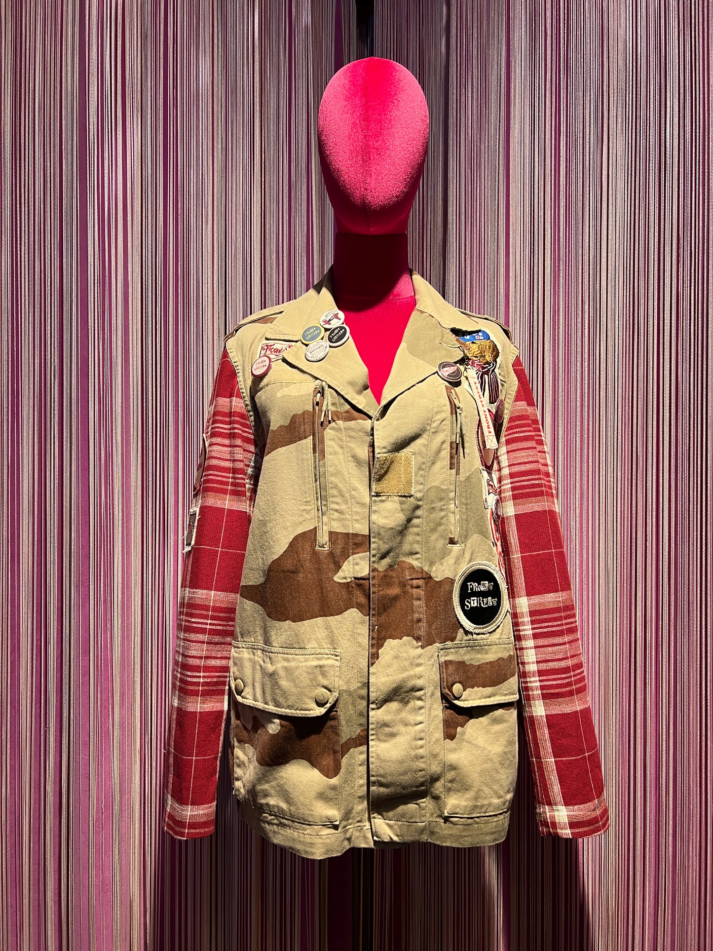 Front street -30% di sconto sahariana camouflage con maniche a contrasto , applicazioni patch di spille