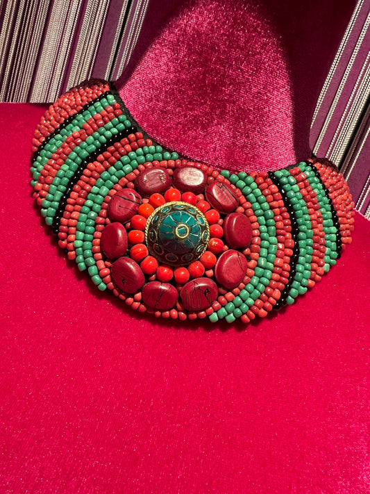 Collana girocollo laccetto nero con coralli e perline nere e verdi