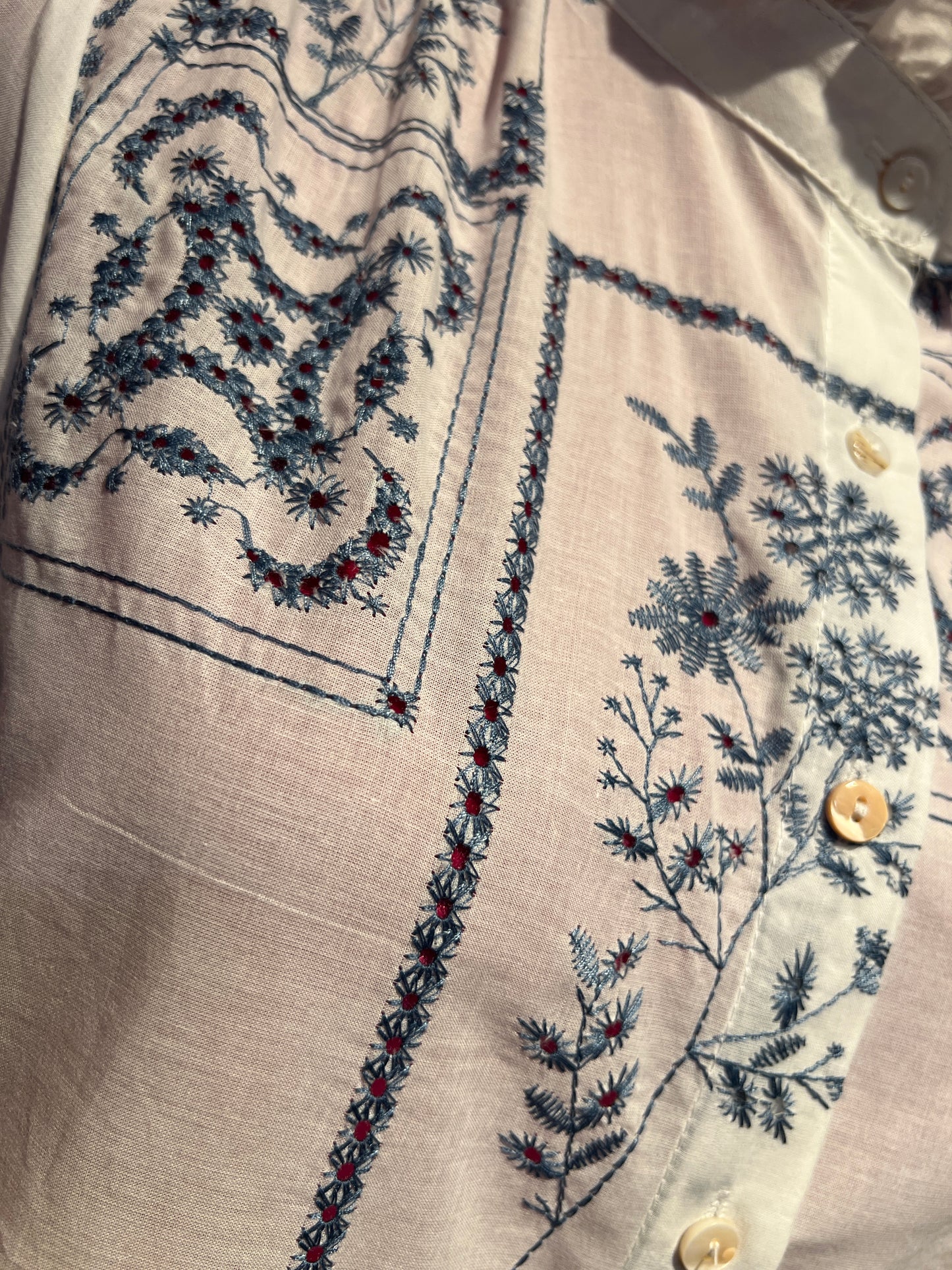 Mon amour Paris camicia di cotone bianca con ricami floreali azzurro collo alla coreana con volant