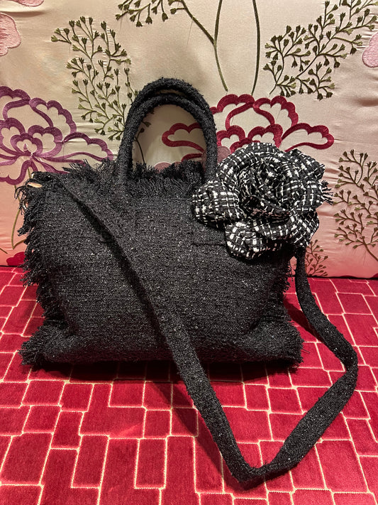 Borsa tessuto tweed nero con fiore nero e bianco tracollina