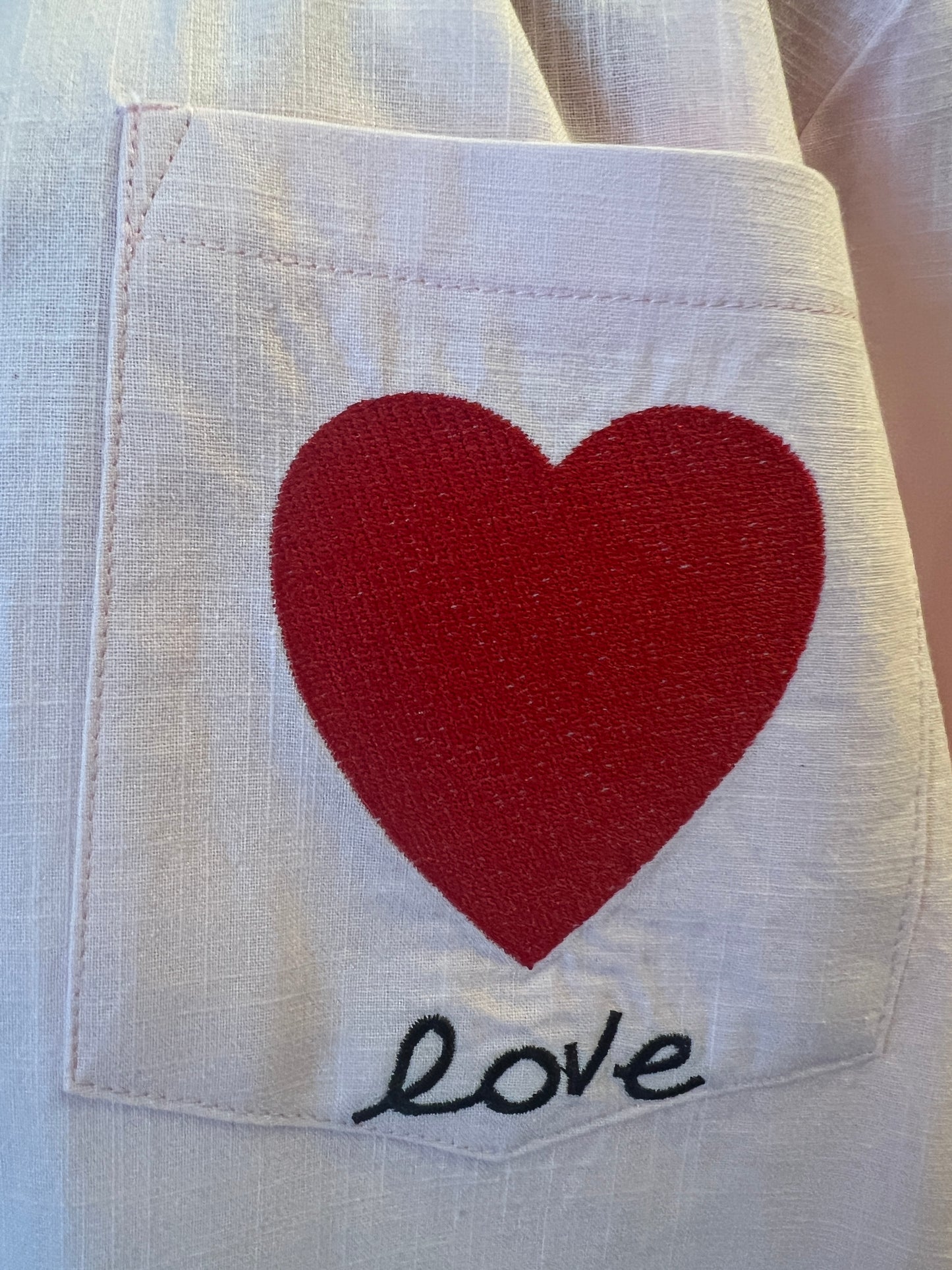 Mon amour Paris completo in cotone tre pezzi rosa camicia con ricamo cuore e sole sulle tasche canottiera bianca con ricamo sole e pantalone con elastico in vita ricamo cuore e sole