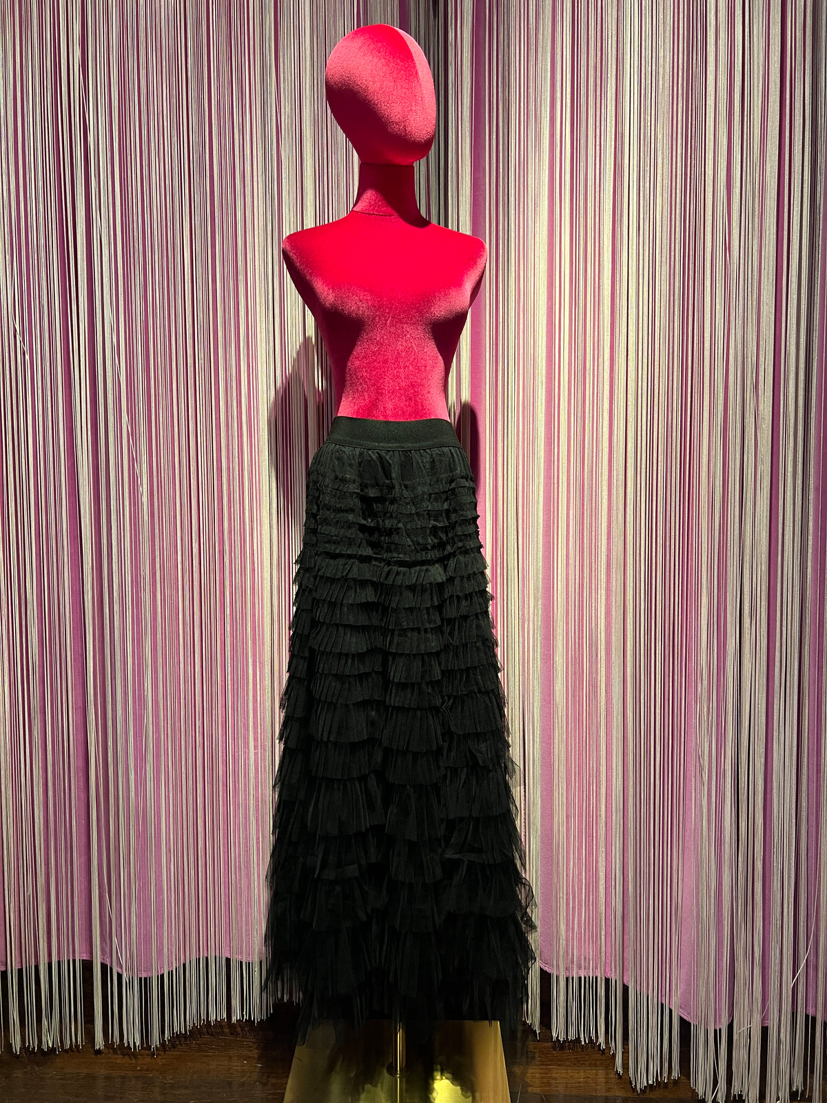 The room gonna a balze di tulle lunga nera con elastico in vita