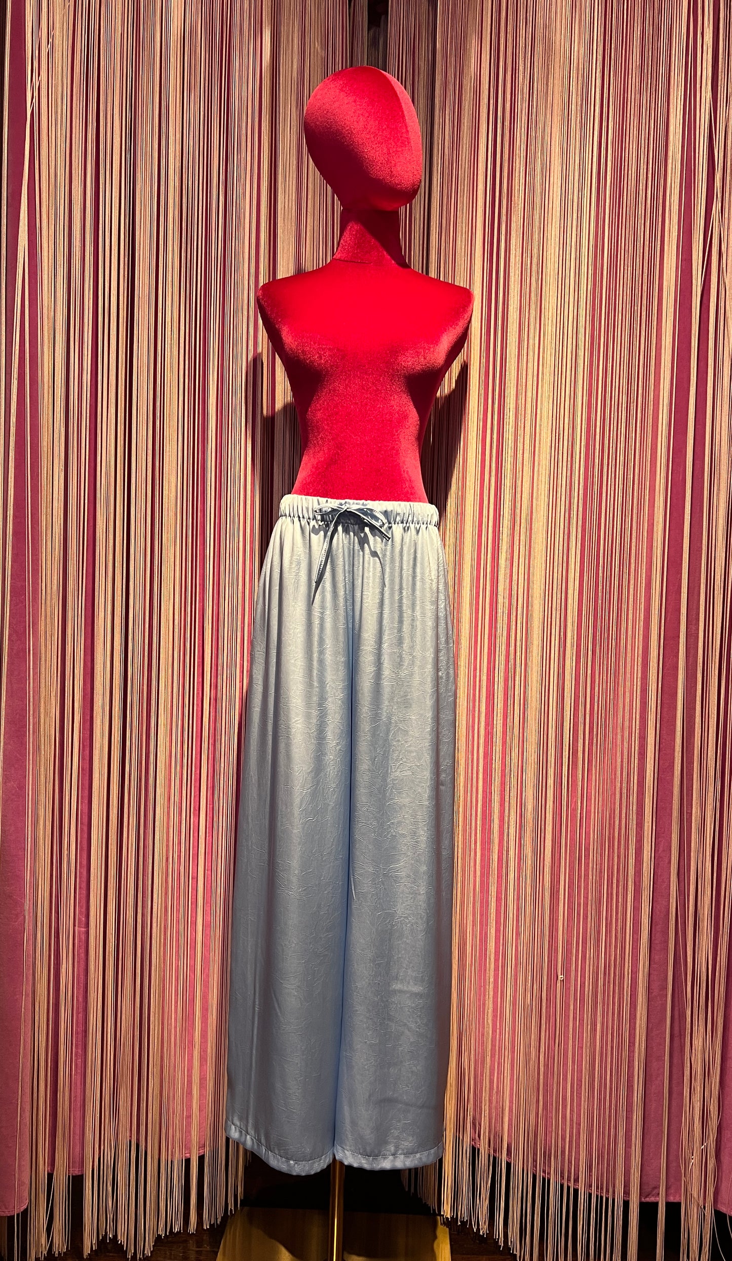 The room pantalone a palazzo effetto stropicciato celeste con elastico e laccetto