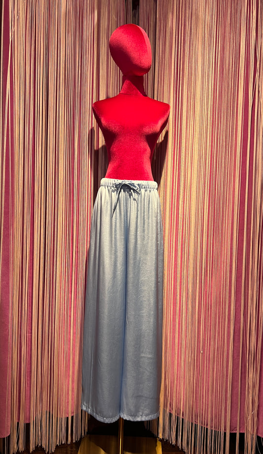 The room pantalone a palazzo effetto stropicciato celeste con elastico e laccetto