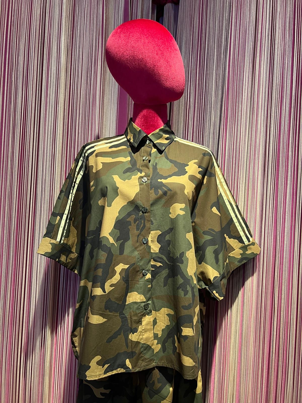Mon amour Paris completo camouflage camicia manica corta con applicazione patch farfalla e pantalone con elastico in vita e in fondo banda laterale bianca