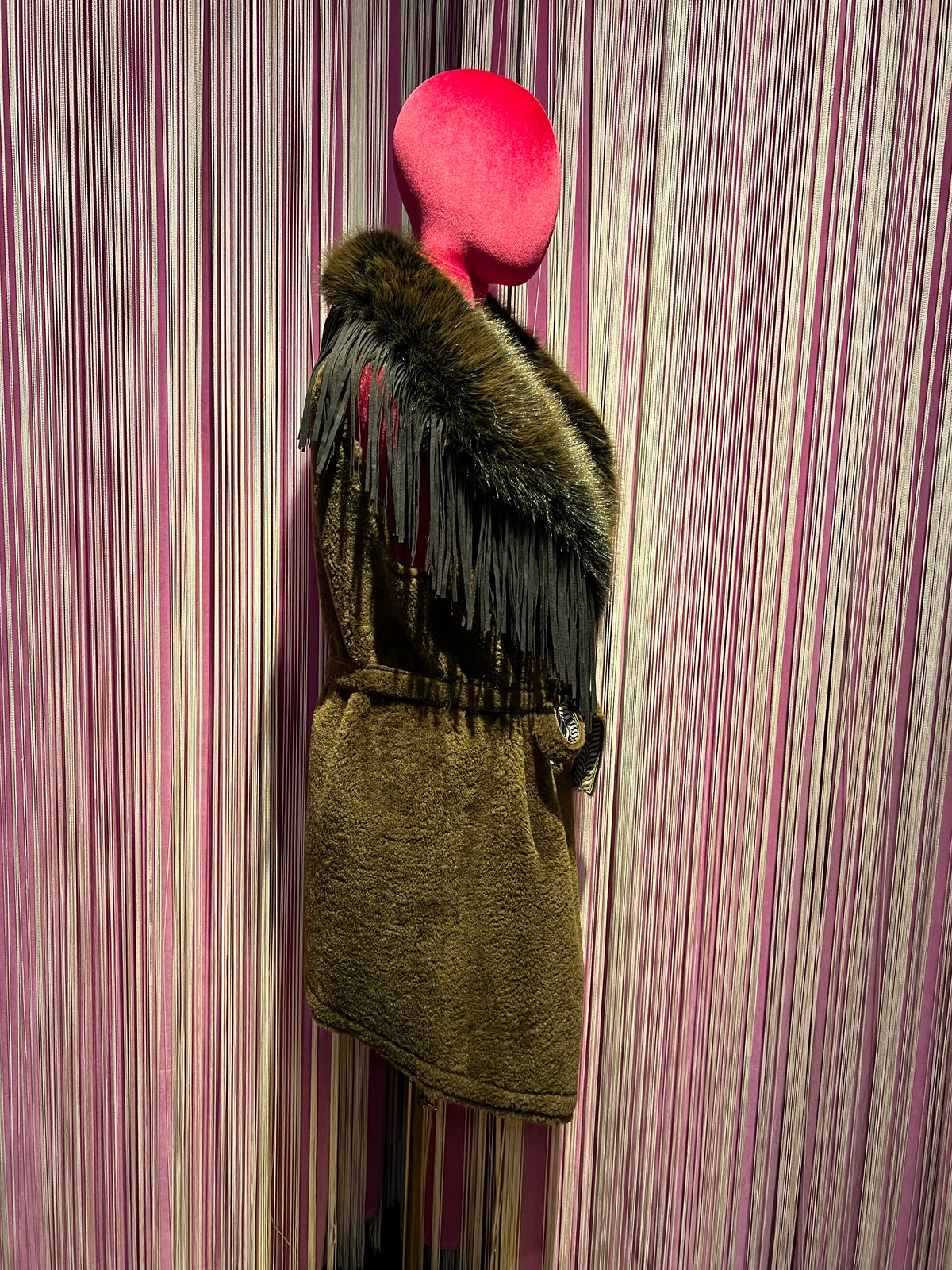 Uncommon gilet simil montone cioccolato con collo simil pelliccia ,frange e cinta