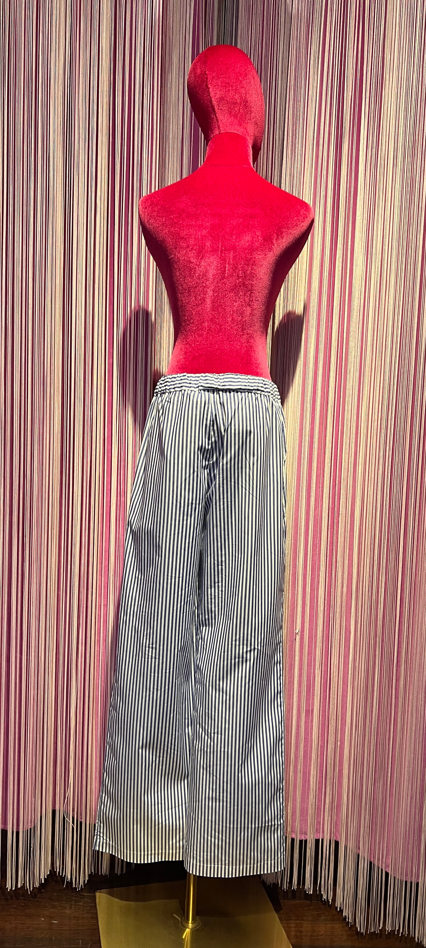 Giada Benincasa completo camicia a righe e pantalone con elastico e laccetto