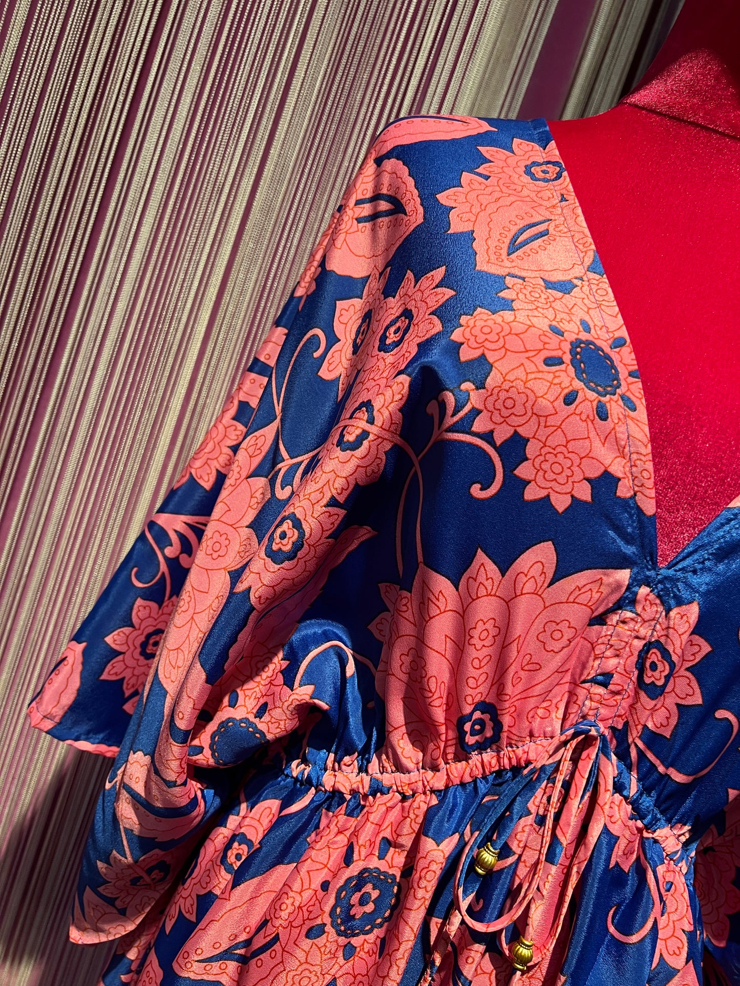 Mon amour Paris abito lungo con balze in seta scollato fantasia floreale azzurro e rosa