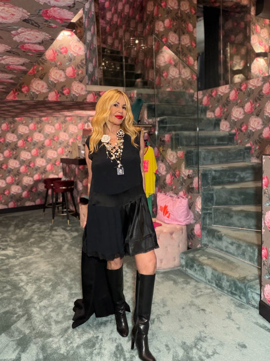 Semicouture abito smanicato in georgette e raso con parte sottostante a pieghe bordare di pizzo