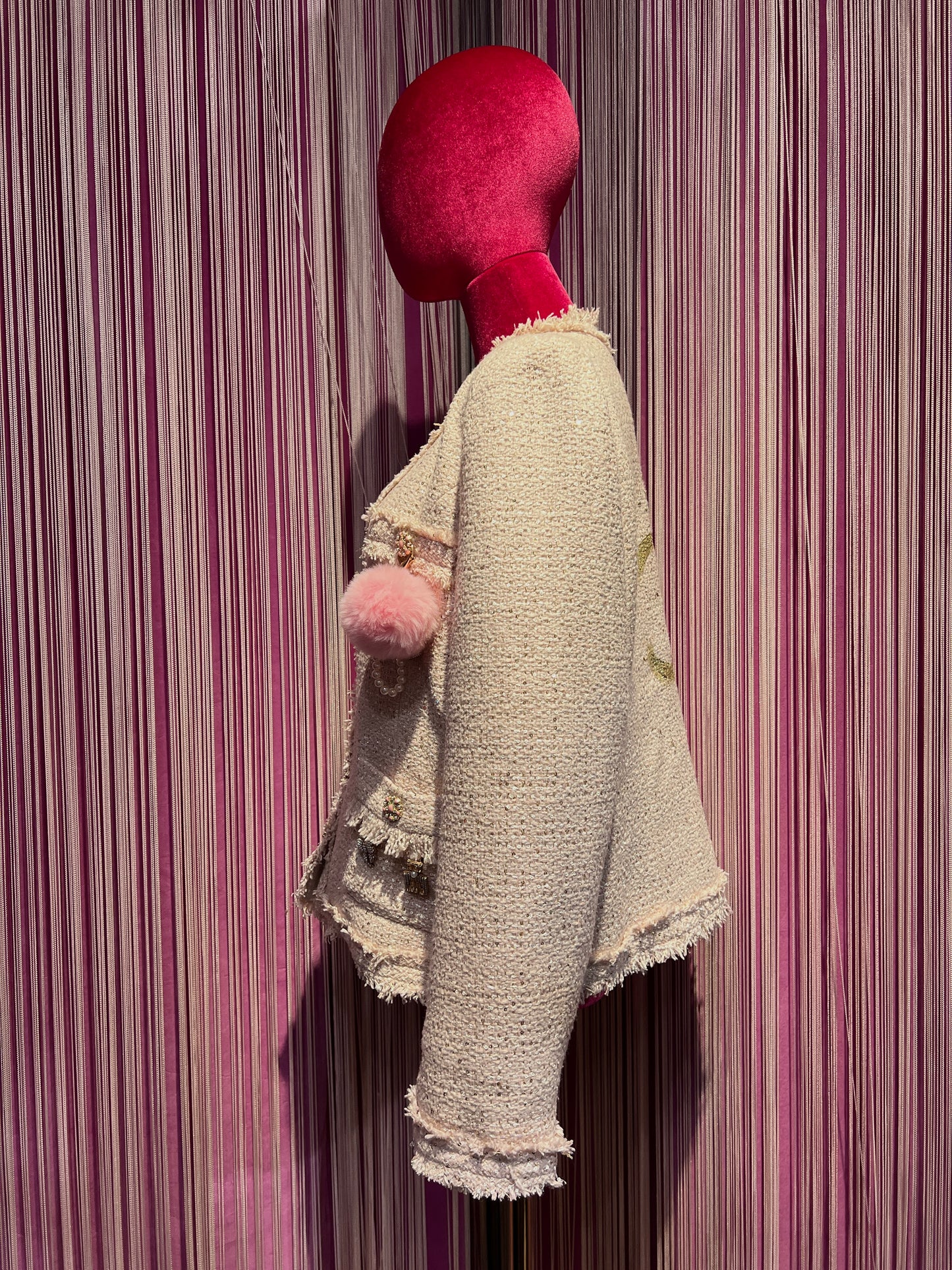 ABpink🩷 giacca in tweed boucle’ rosa con applicazioni spille e pon pon rosa