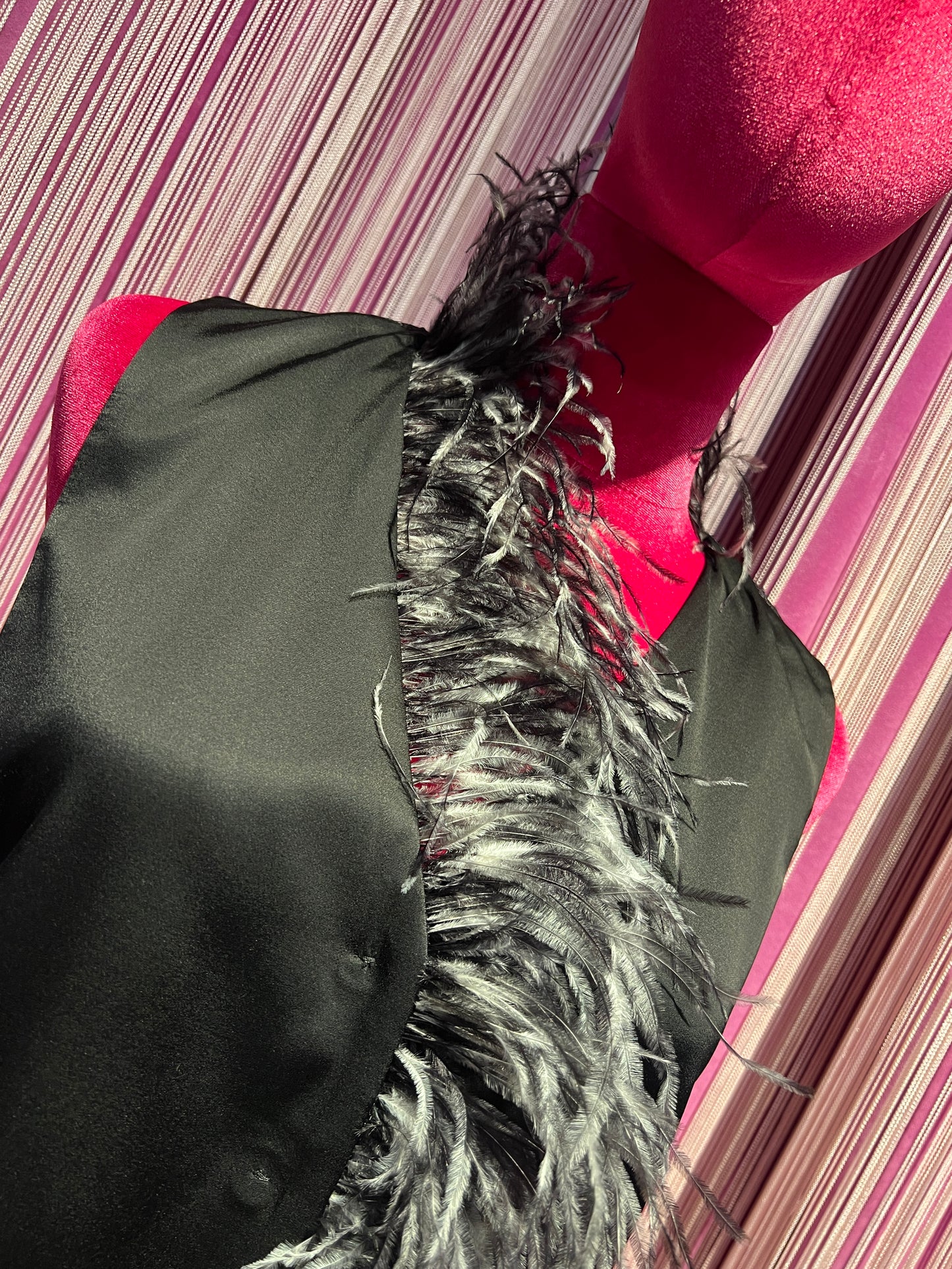 Dahlo gilet pizzo e applicazione piume struzzo