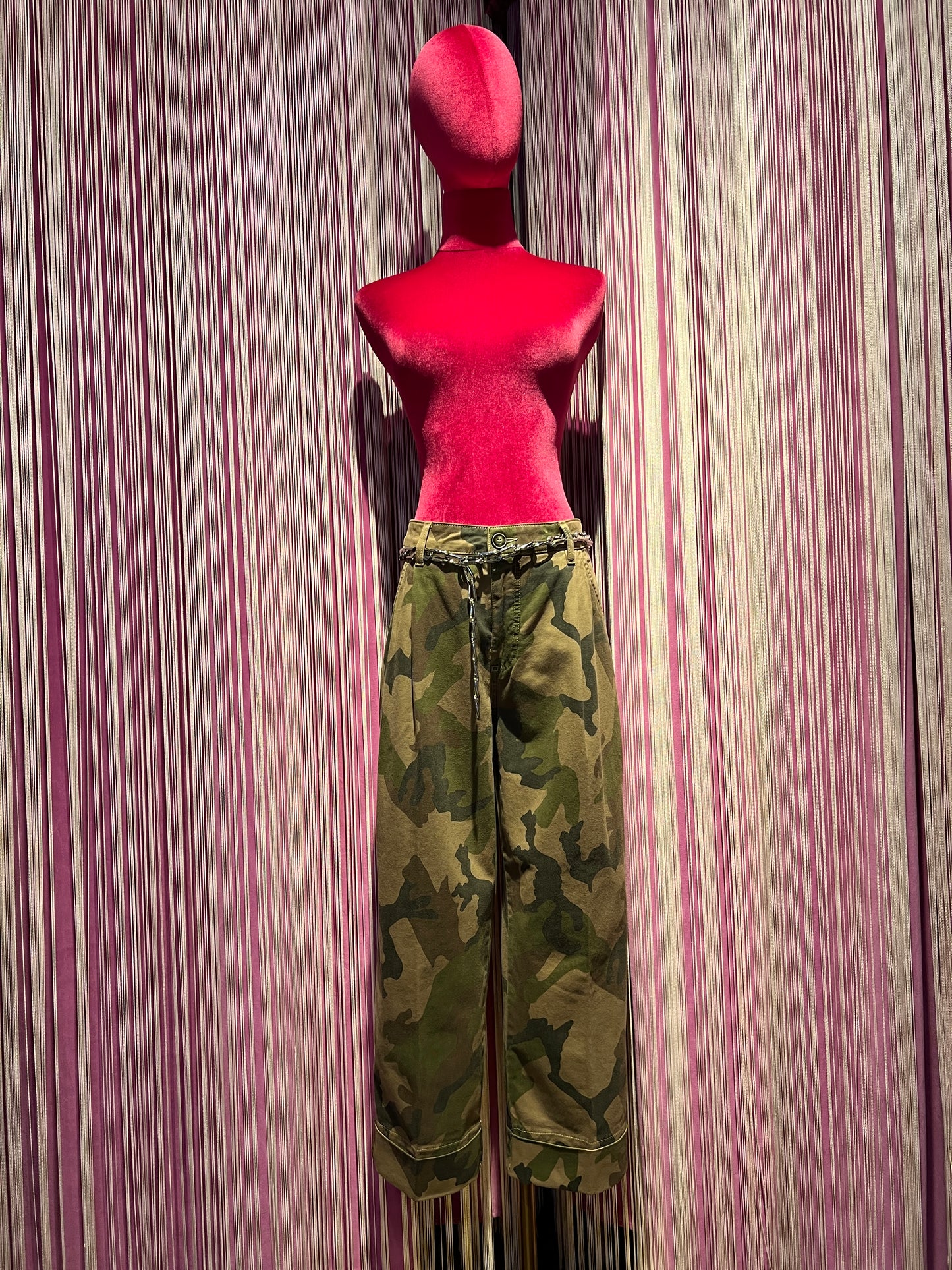Circus Hotel pantalone camouflage con pence, risvolto e cinta metallica argento