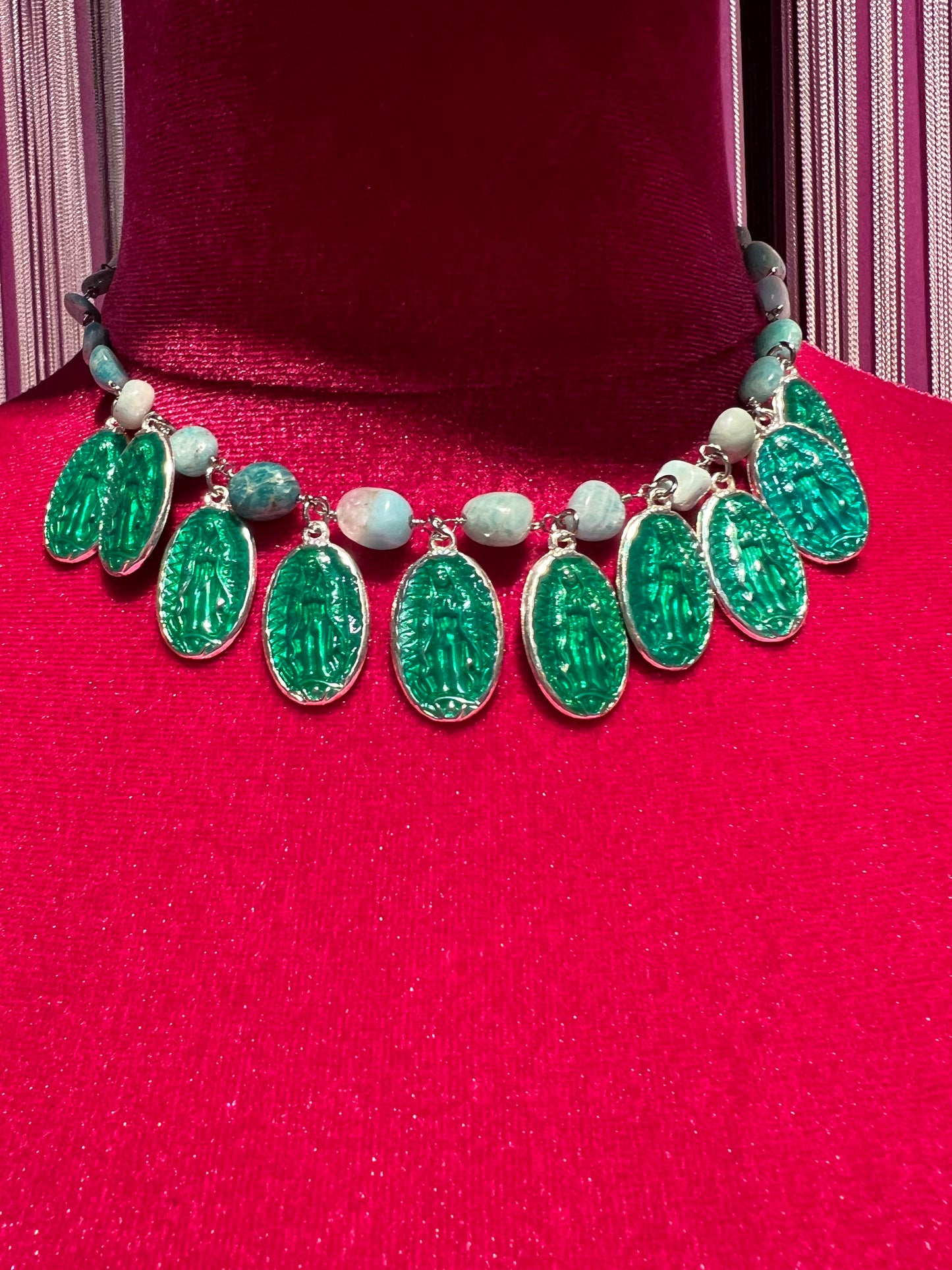Manuela Ajo creazioni collana pietre dure verde tiffany e immagini sacre argento e verde smeraldo